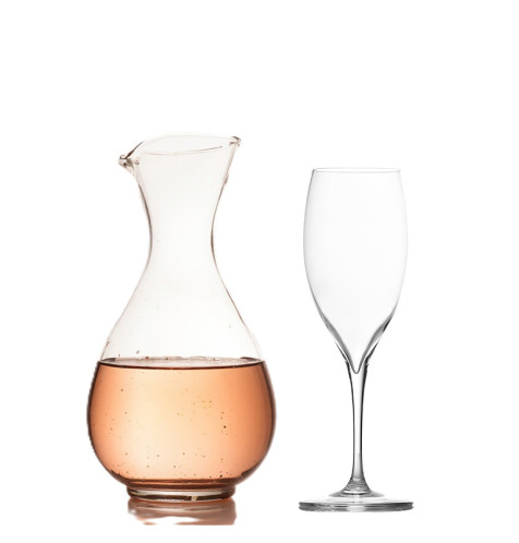 Vinul casei roze la pahar